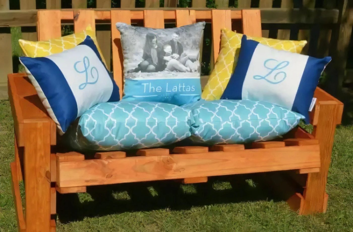 8a 1 Handmade Pallet Bench By One Artsy Mama Featured On @Bekob 042708