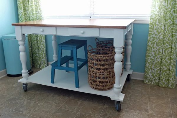 How to turn a table into a rolling island | Teal & Lime for Bekob.com