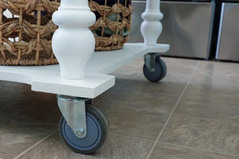 How to turn a table into a rolling island | Teal & Lime for Bekob.com