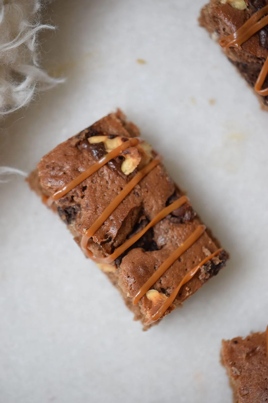Looking for a delicious dessert to try? This combination of chocolate, caramel, and more makes this Turtle Bars at Bekob.com