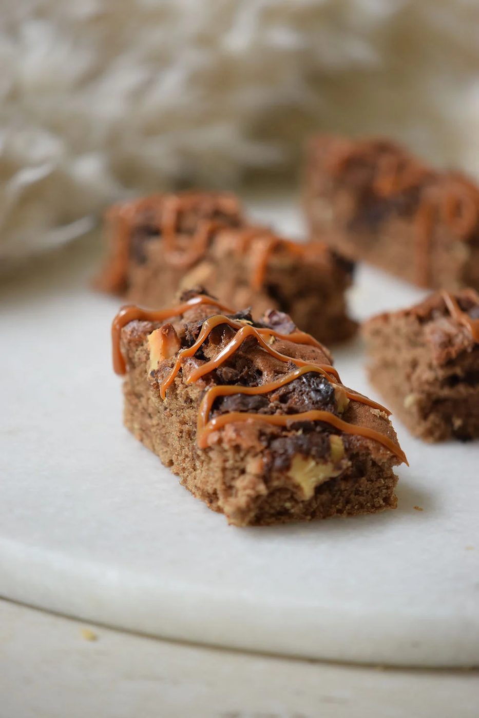 Looking for a delicious dessert to try? This combination of chocolate, caramel, and more makes this Turtle Bars at Bekob.com