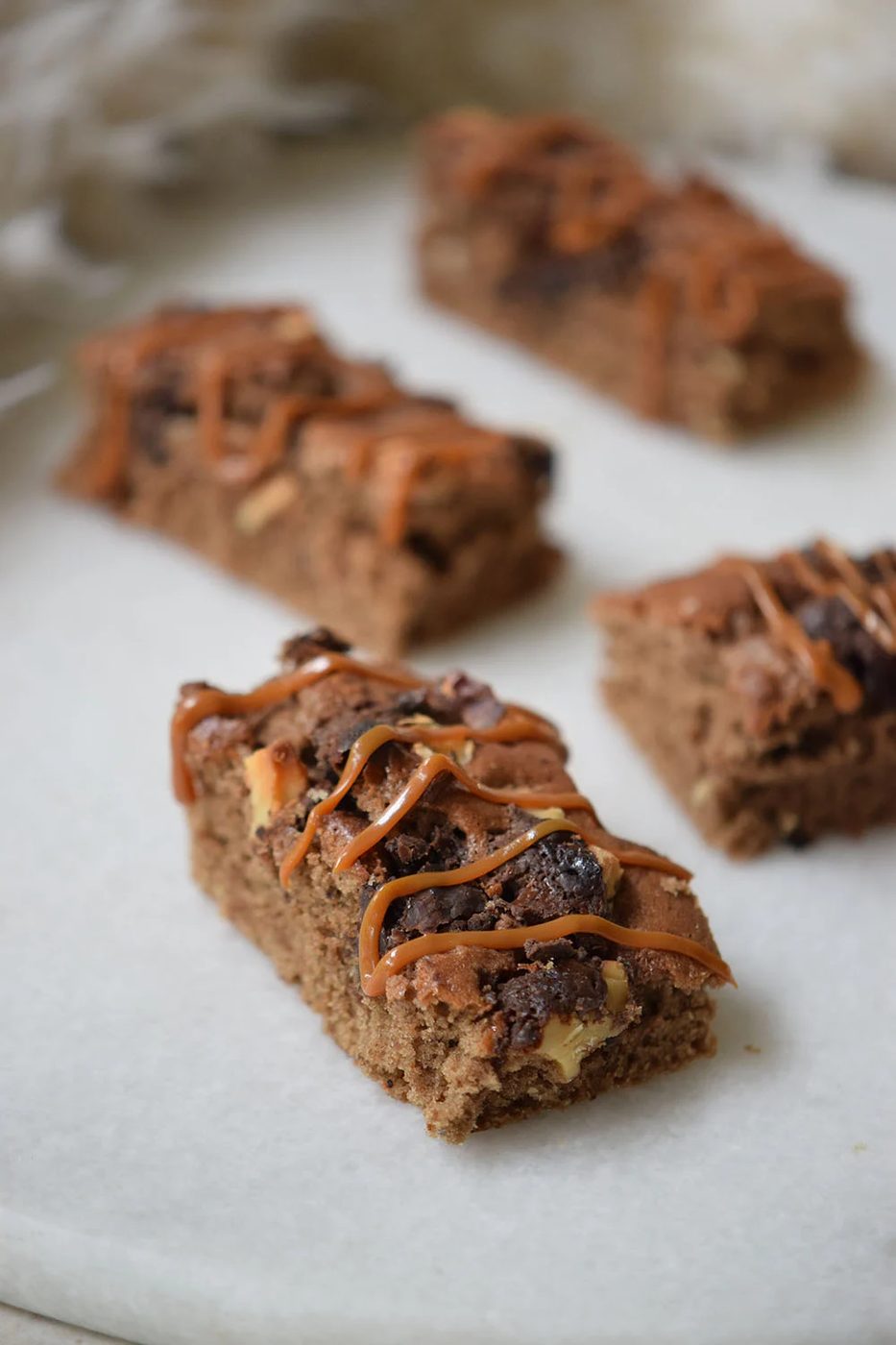 Looking for a delicious dessert to try? This combination of chocolate, caramel, and more makes this Turtle Bars at Bekob.com