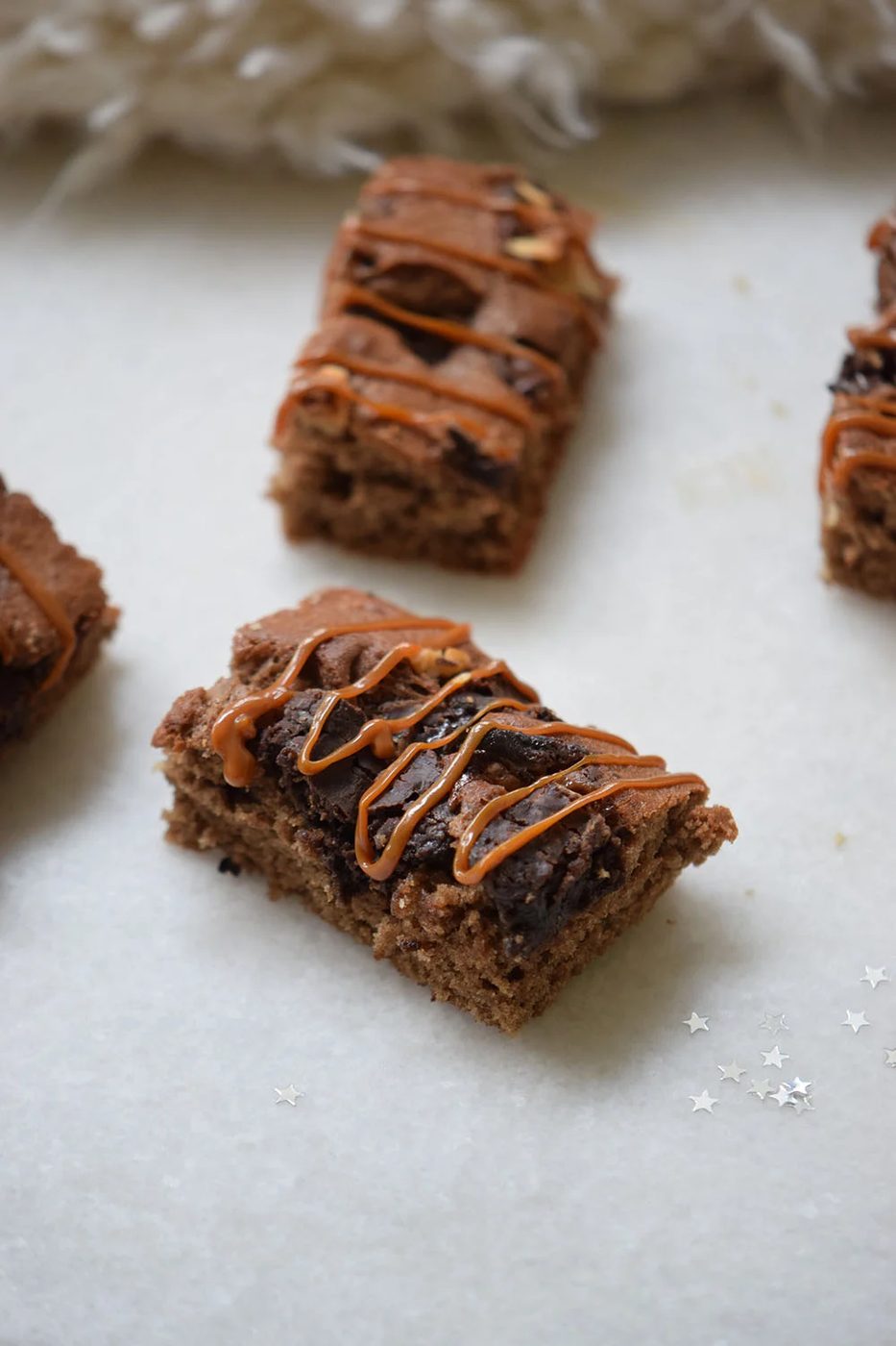 Looking for a delicious dessert to try? This combination of chocolate, caramel, and more makes this Turtle Bars at Bekob.com