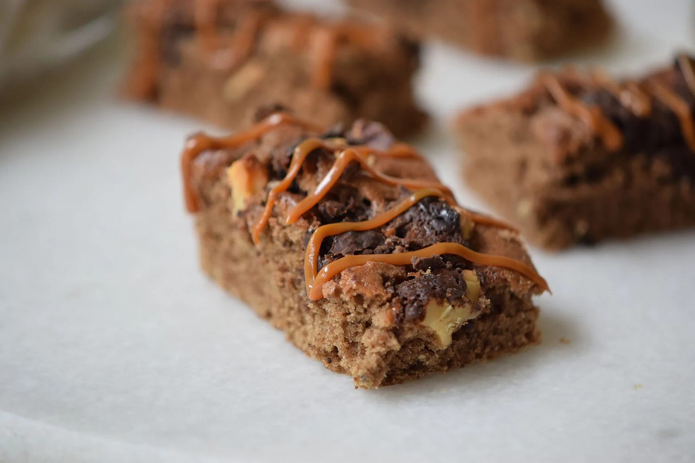 Looking for a delicious dessert to try? This combination of chocolate, caramel, and more makes this Turtle Bars at Bekob.com