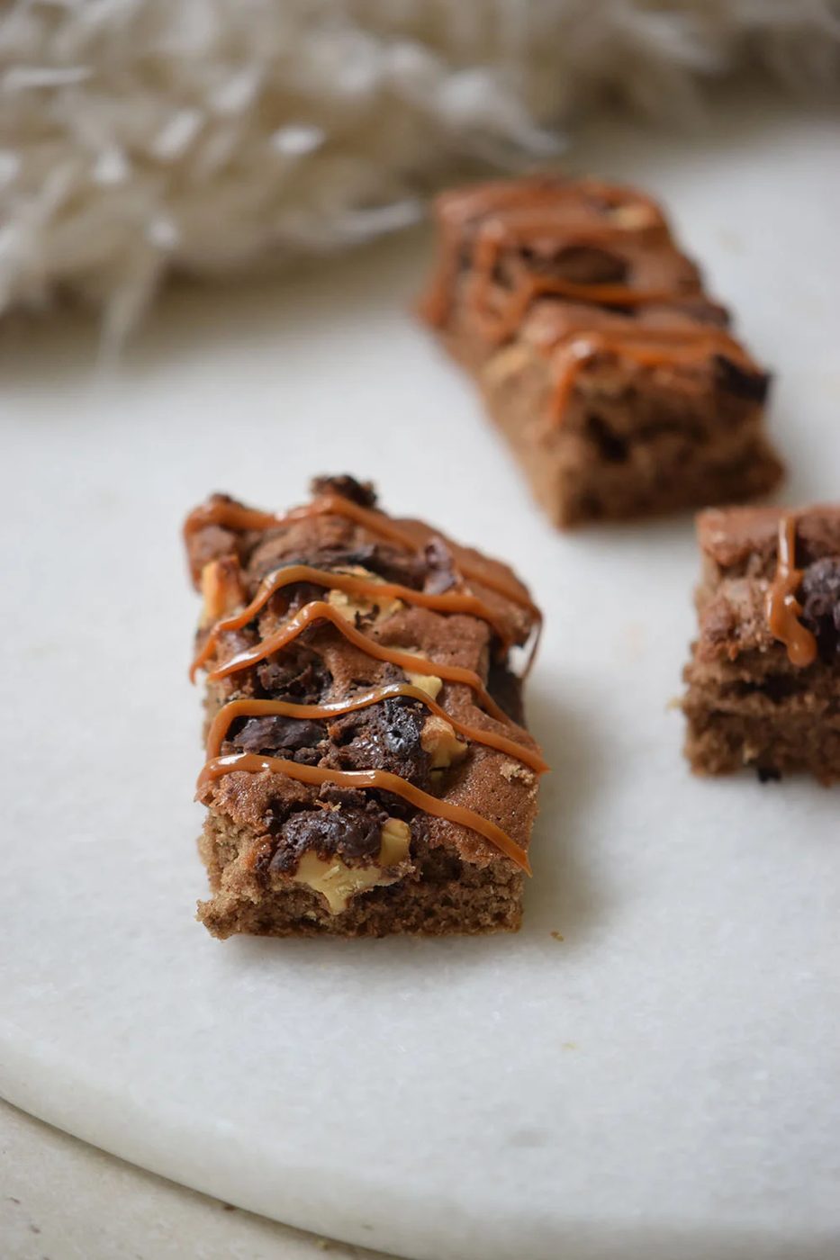 Looking for a delicious dessert to try? This combination of chocolate, caramel, and more makes this Turtle Bars at Bekob.com
