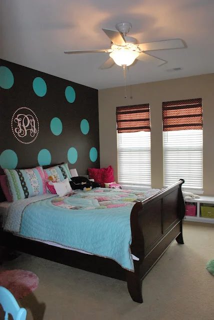 polka-dot-walls-tween-bedroom-blue-brown-tan-peace-comforter3