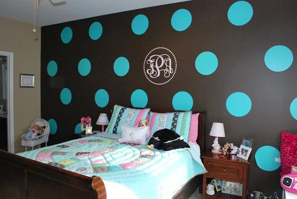 polka-dot-walls-tween-bedroom-blue-brown-tan-peace-comforter