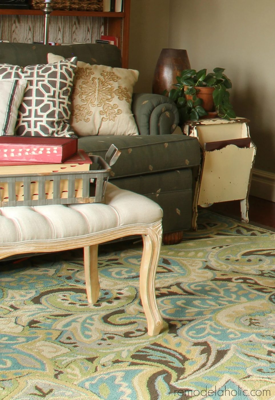 Love the rug in this living room! They give sources for tons of great green-blue area rugs like this! @Bekob