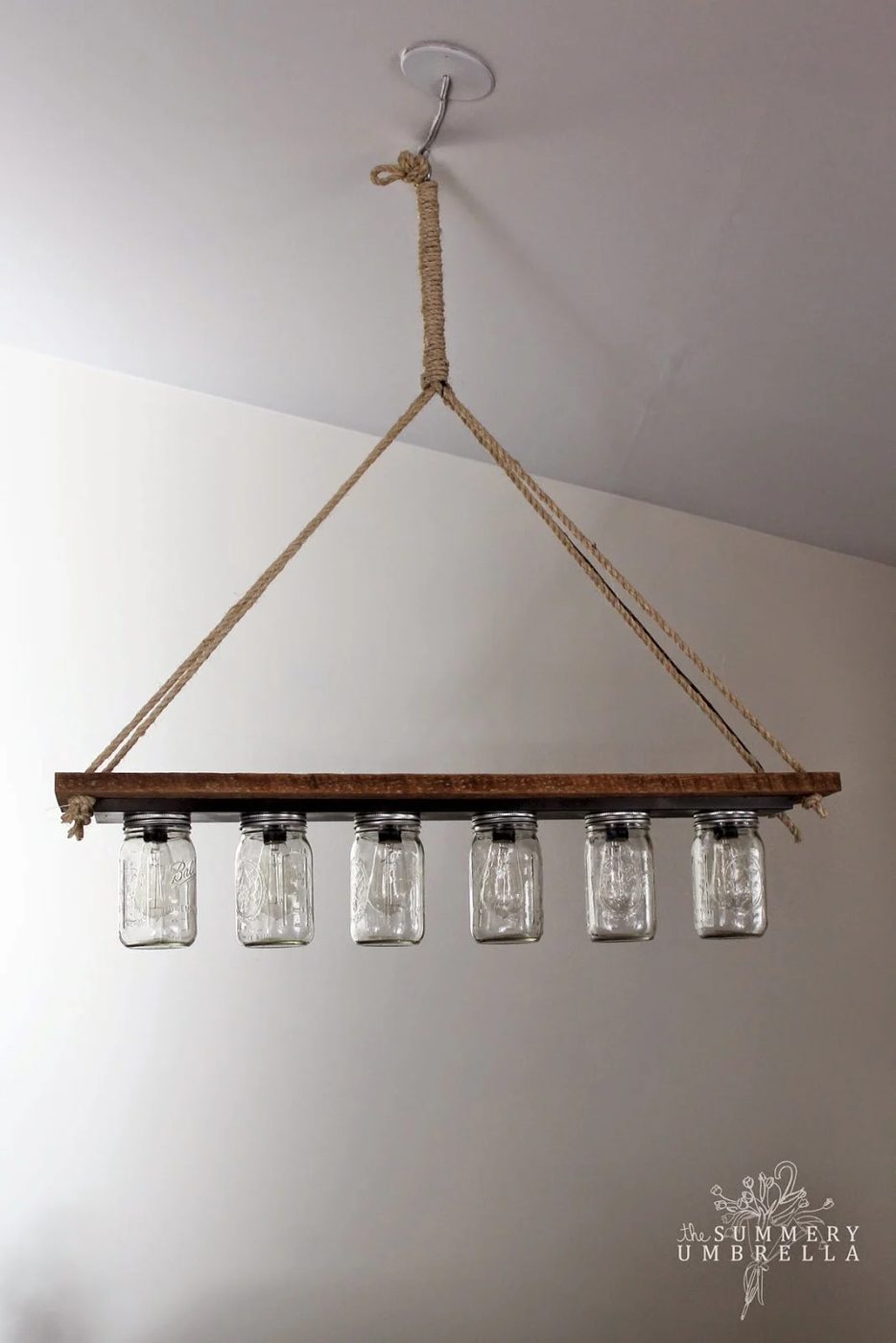 mason jar chandelier with edison bulbs, made from a hollywood style lighting strip - The Summery Umbrella featured on @Bekob
