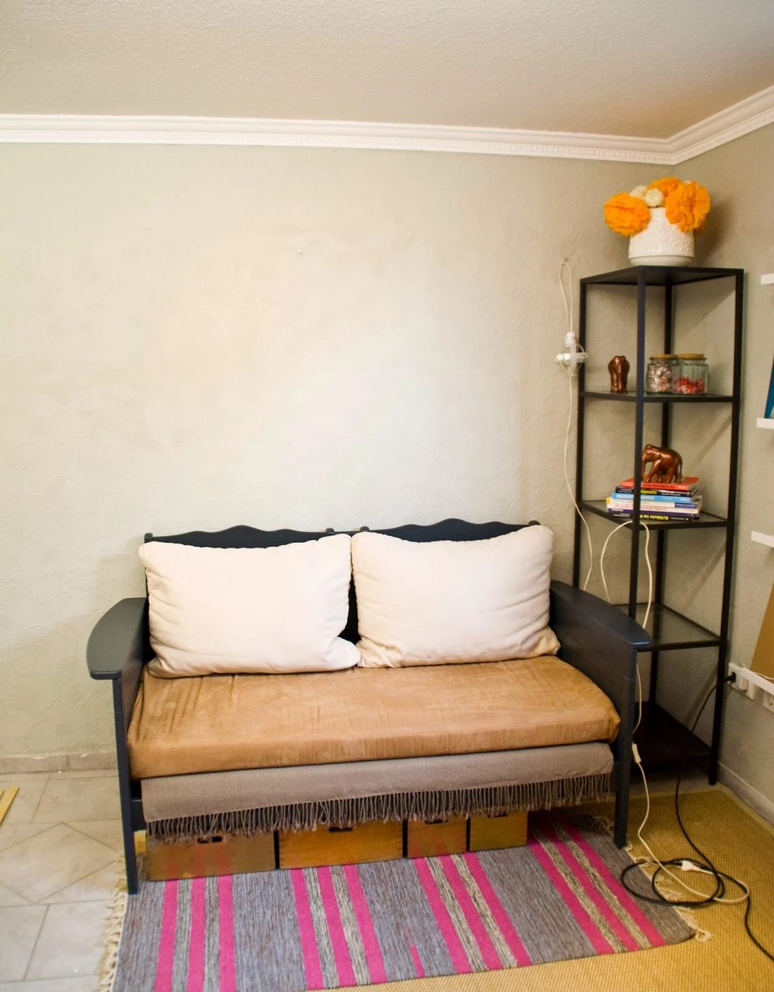 Turn an old crib into a new couch by Pudel-design featured on Bekob