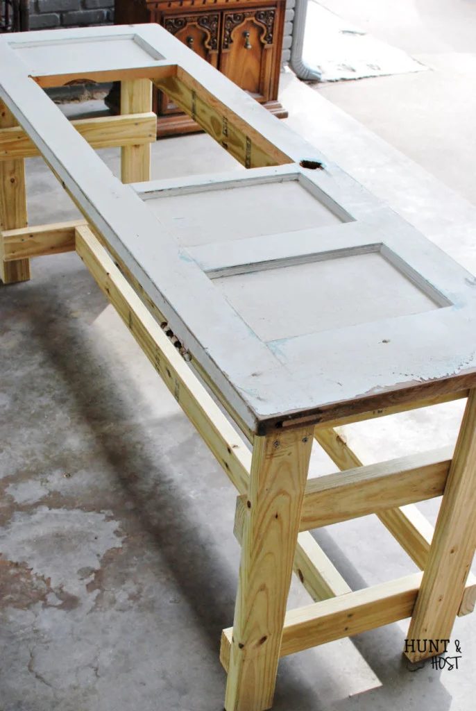 How to turn an old door into a table by Hunt and Host featured on @Bekob