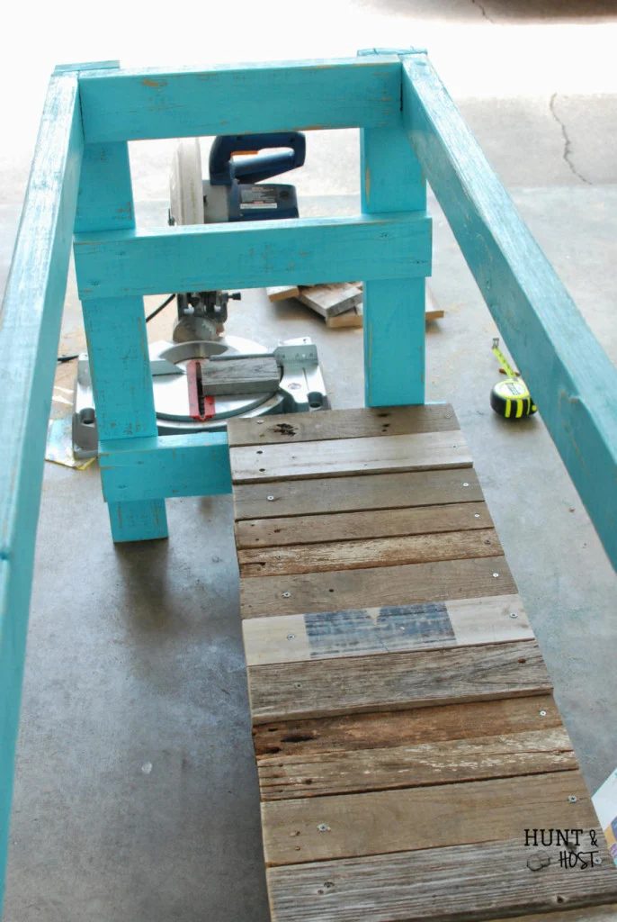 How to build an outdoor table using salvaged materials by Hunt and Host featured on @Bekob