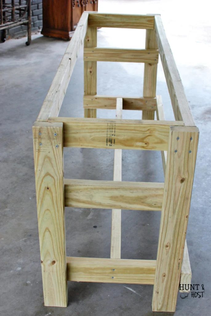 walkthrough for outdoor table from upcycled items by Hunt and Host featured on @Bekob