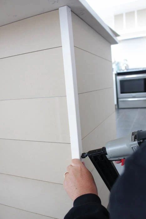 use a piece of corner trim to hide plank ends on a kitchen island or wall for shiplap texture, The Happy Housie on @Bekob