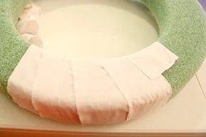 Wrapping a wreath with fabric