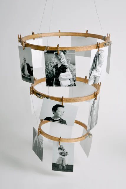 embroidery hoop chandelier style photo display (Natalme)