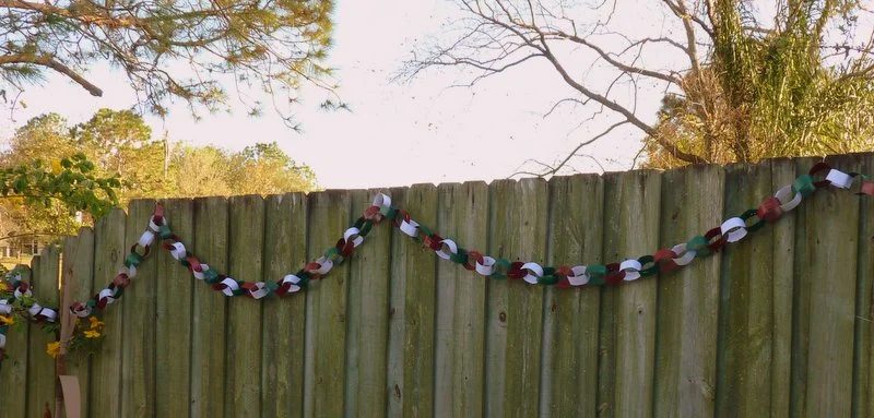 Don't throw away old blinds, reuse them. There are so many ways to use them around the home. look at these 25 Ways to Repurpose Old Blinds via Bekob.com #oldblinds #upcycle #repur