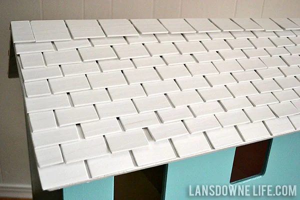 Don't throw away old blinds, reuse them. There are so many ways to use them around the home. look at these 25 Ways to Repurpose Old Blinds via Bekob.com #oldblinds #upcycle #repur