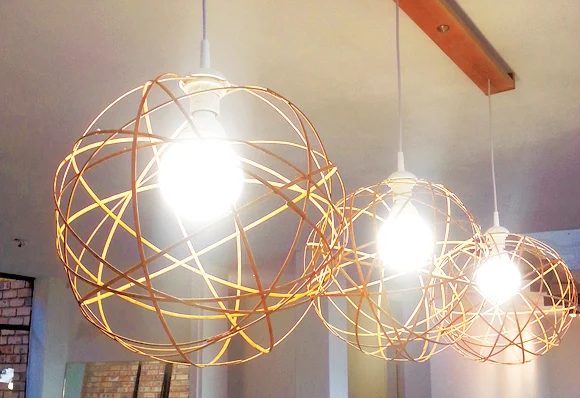 Don't throw away old blinds, reuse them. There are so many ways to use them around the home. look at these 25 Ways to Repurpose Old Blinds via Bekob.com #oldblinds #upcycle #repur