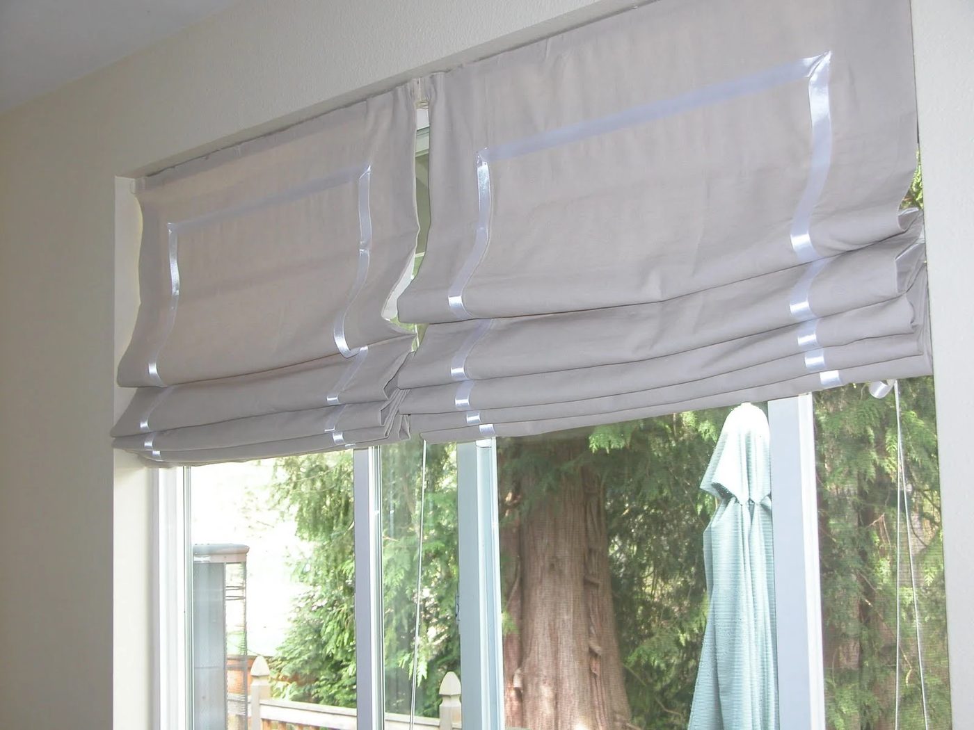 Don't throw away old blinds, reuse them. There are so many ways to use them around the home. look at these 25 Ways to Repurpose Old Blinds via Bekob.com #oldblinds #upcycle #repur