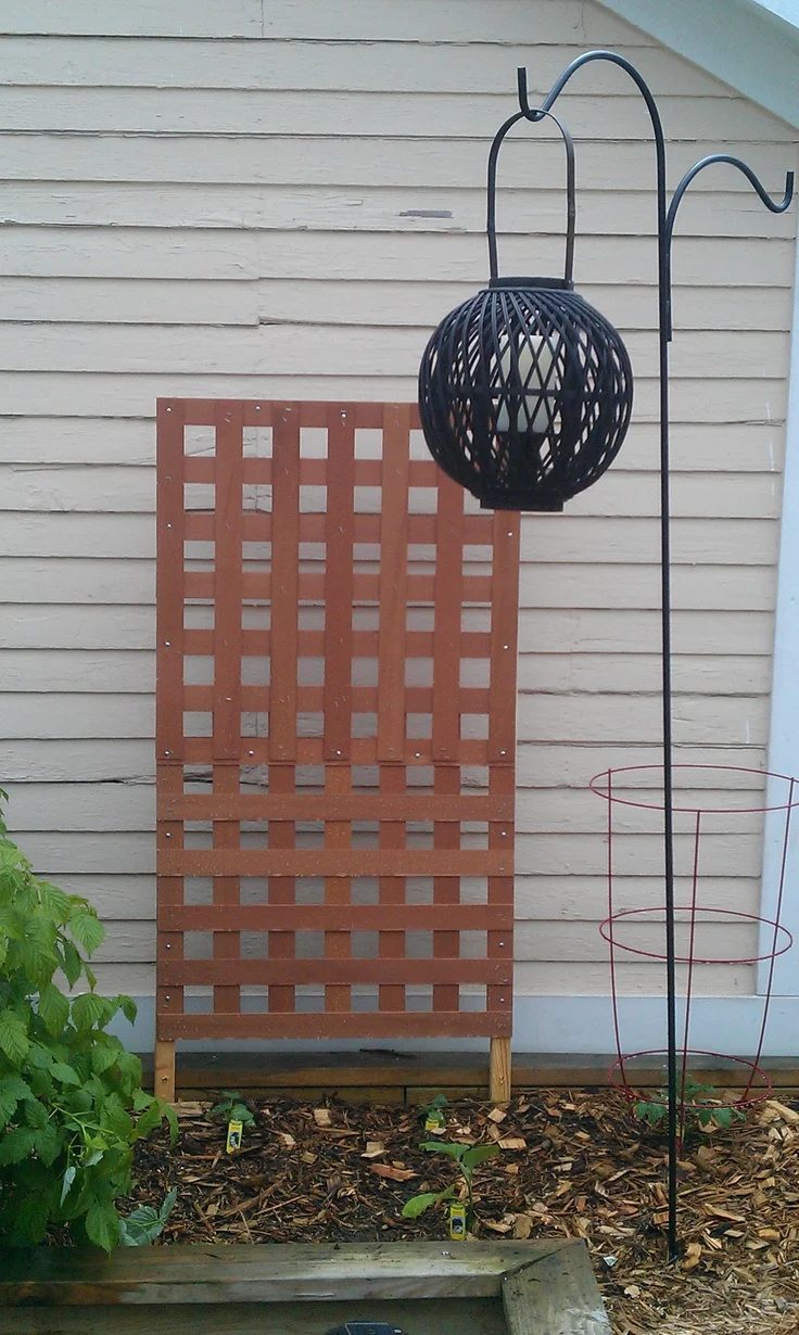 Don't throw away old blinds, reuse them. There are so many ways to use them around the home. look at these 25 Ways to Repurpose Old Blinds via Bekob.com #oldblinds #upcycle #repur
