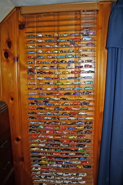 Don't throw away old blinds, reuse them. There are so many ways to use them around the home. look at these 25 Ways to Repurpose Old Blinds via Bekob.com #oldblinds #upcycle #repur