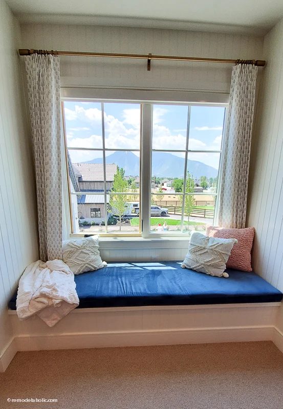 How to Decorate a Hallway: Reading Nook