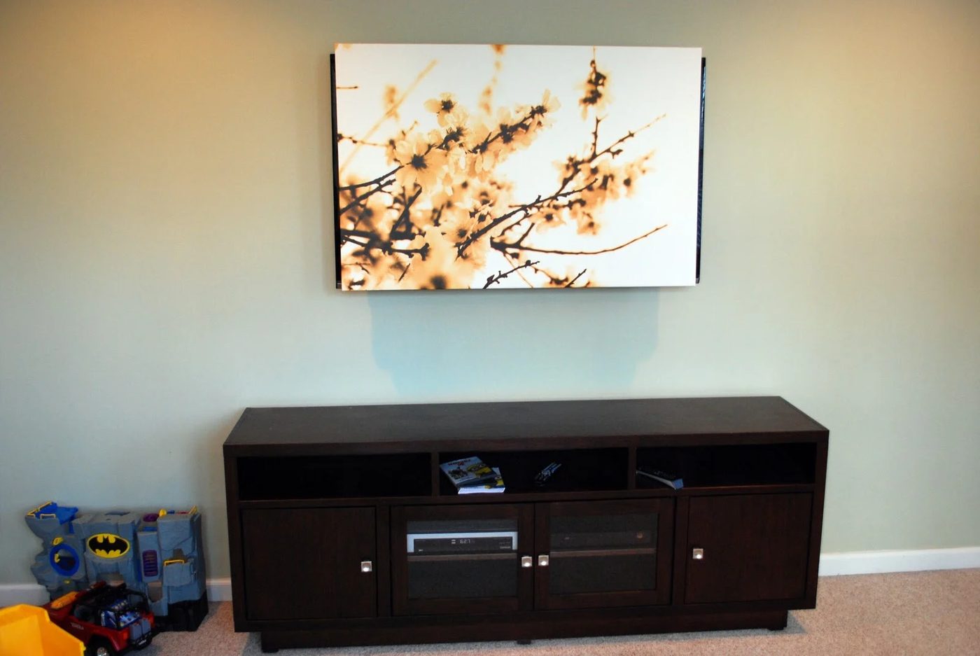 use an art canvas to cover a television (tulipandturnip)