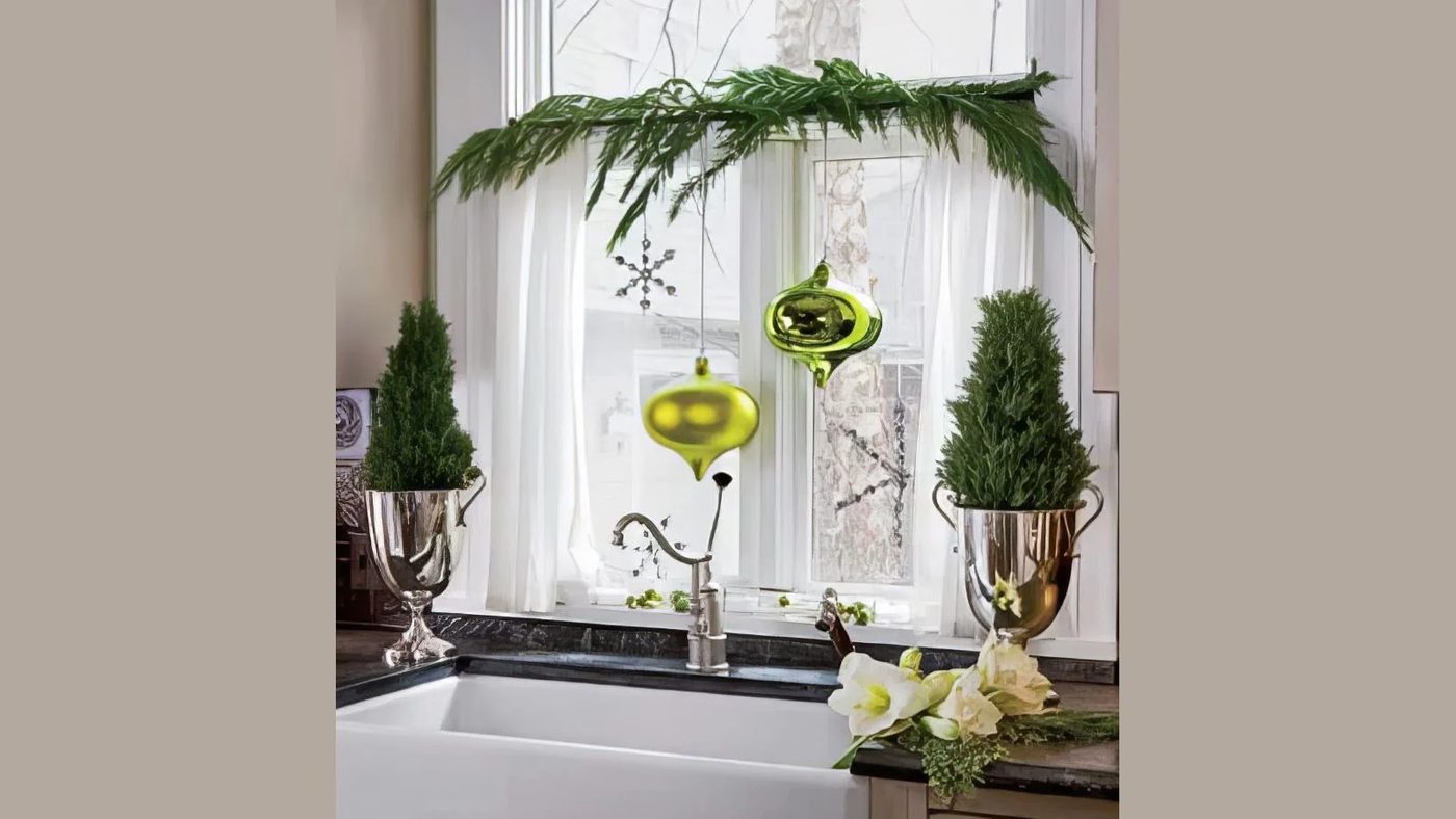 Fresh Pine Garland In The Kitchen Country Living Via @Bekob 033101
