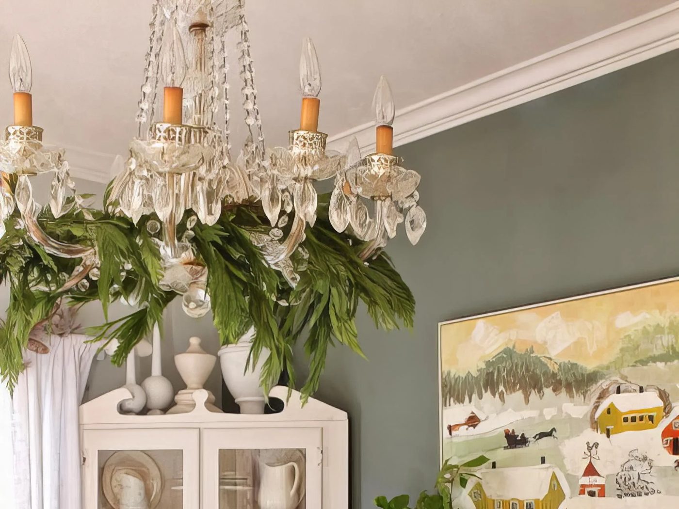 Chandelier With Pine Sawgs For Christmas 035301