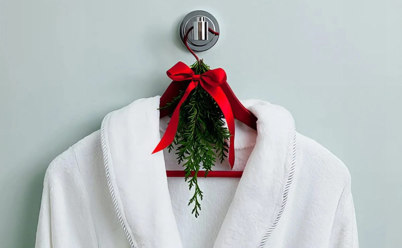 Tie A Spring Of Fresh Evergreen On A Robe Or Coat Hanger For Guests Lowes Creative options Via @Bekob 015606
