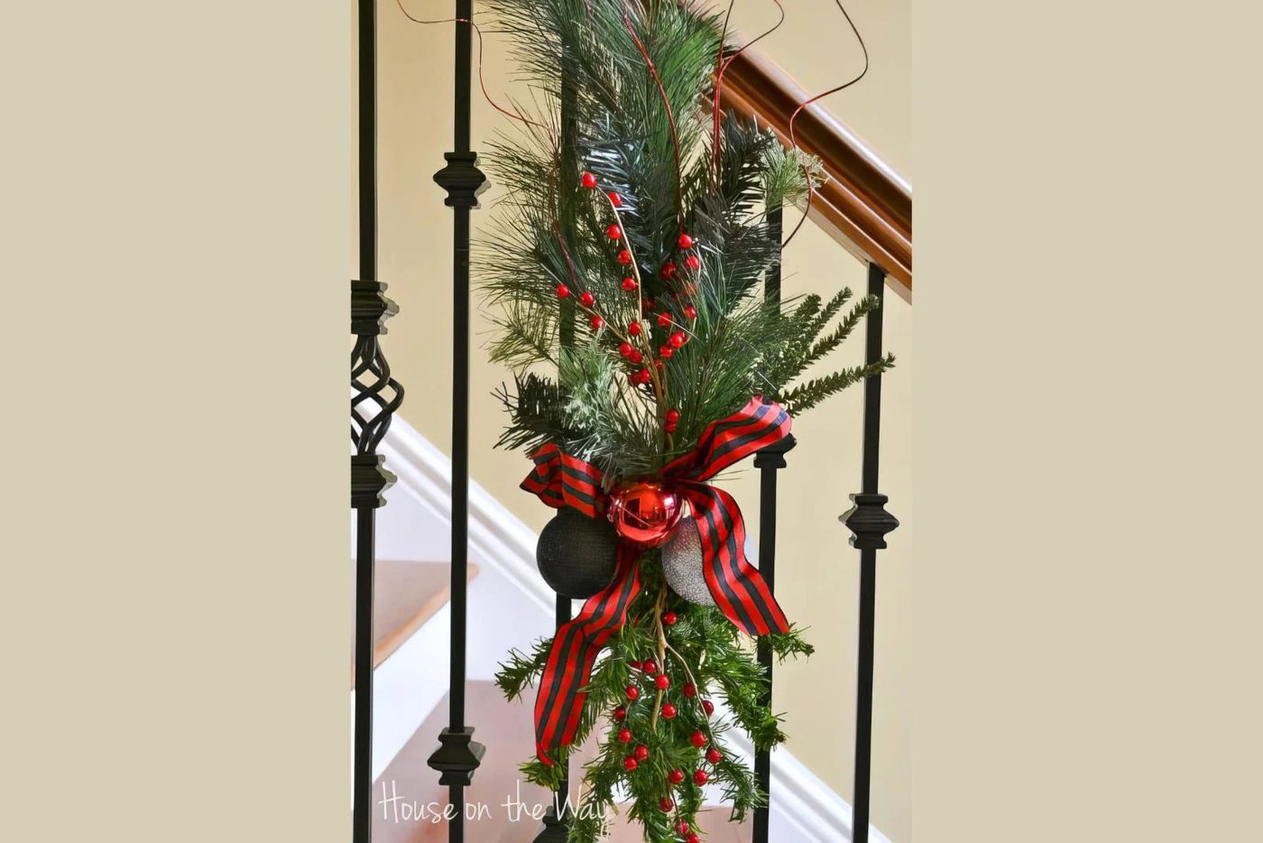 Make A Fresh Pine Christmas Swag For The Stairs House On The Way Via @Bekob 033036
