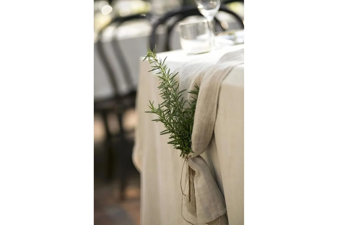 Use Fresh Sprigs Of Evergreen Pine To Tie A Table Runner Colin Cowie Weddings Via @Bekob 033045