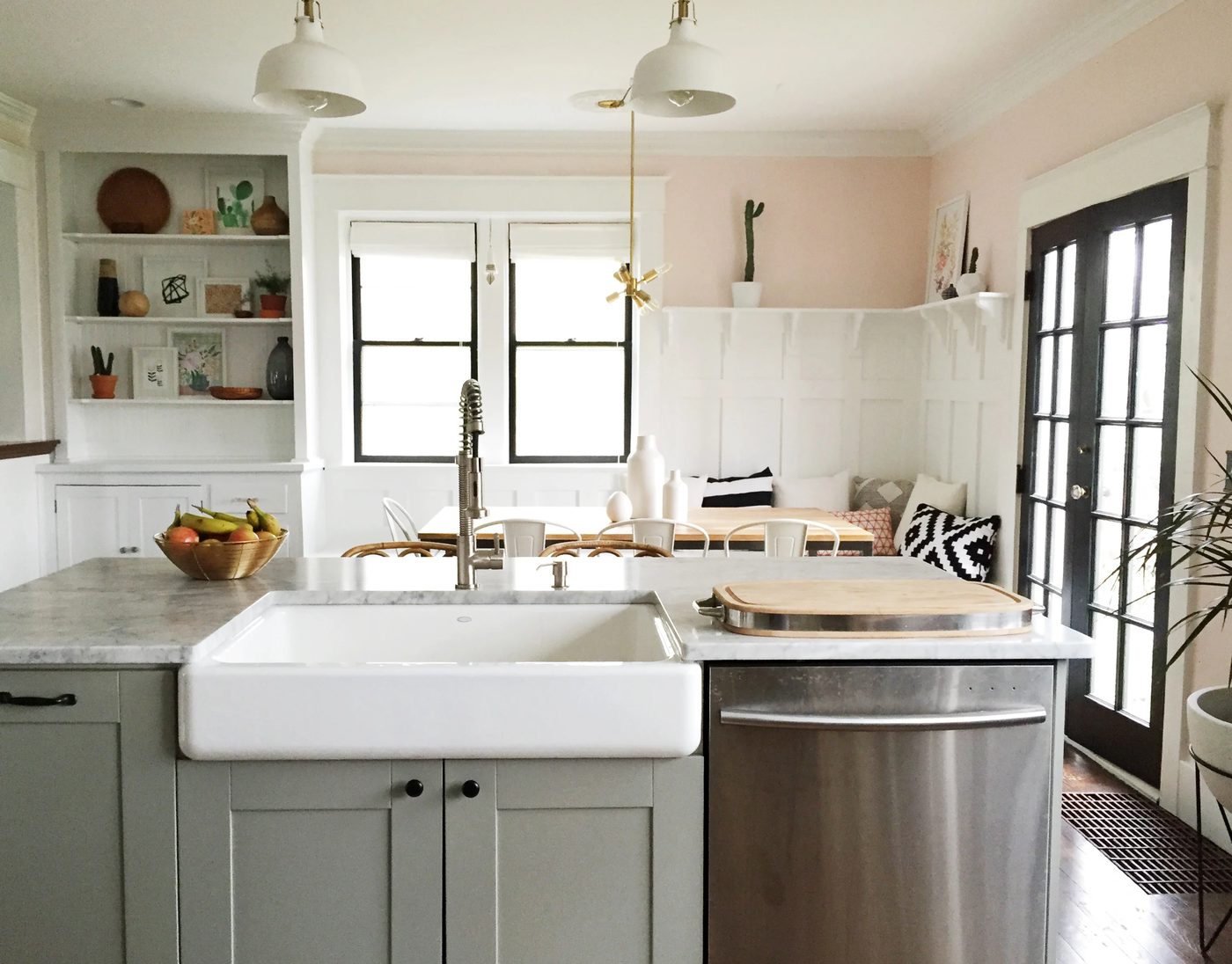 striking kitchen renovation with eat-in banquette corner. Love the HUGE farmhouse sink in the island! By Carpendaughter on Bekob.com