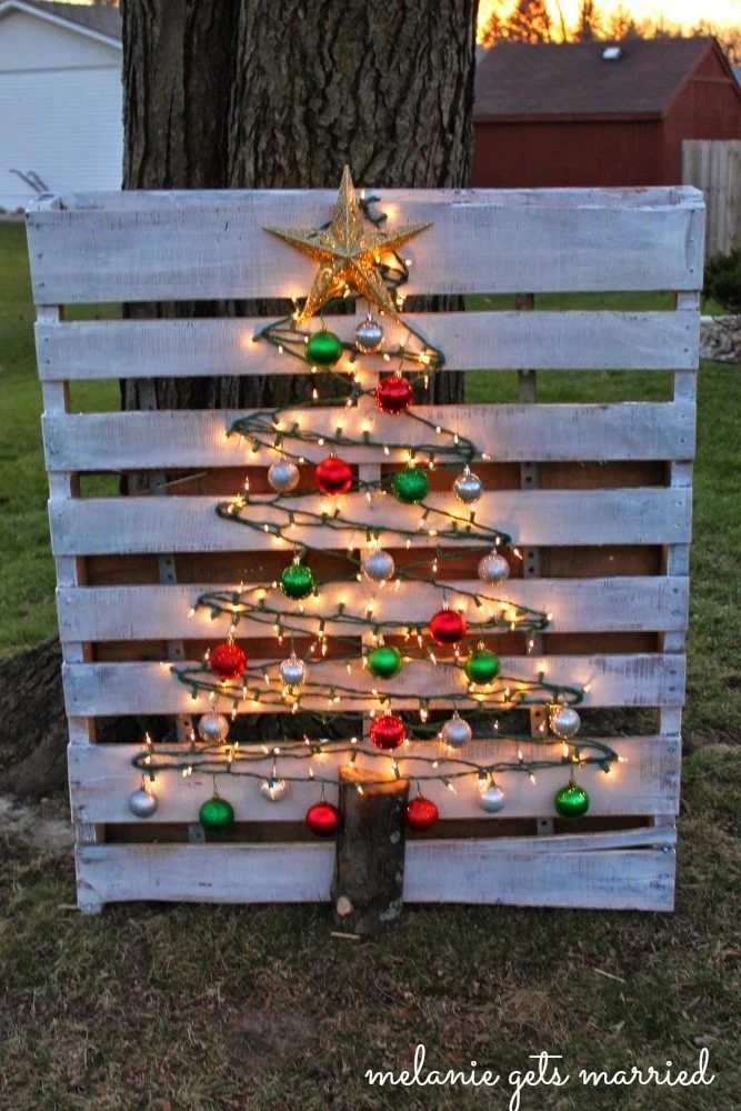 straightforward-christmas-porch-decor-pallet-christmas-tree-making-it-in-the-mitten