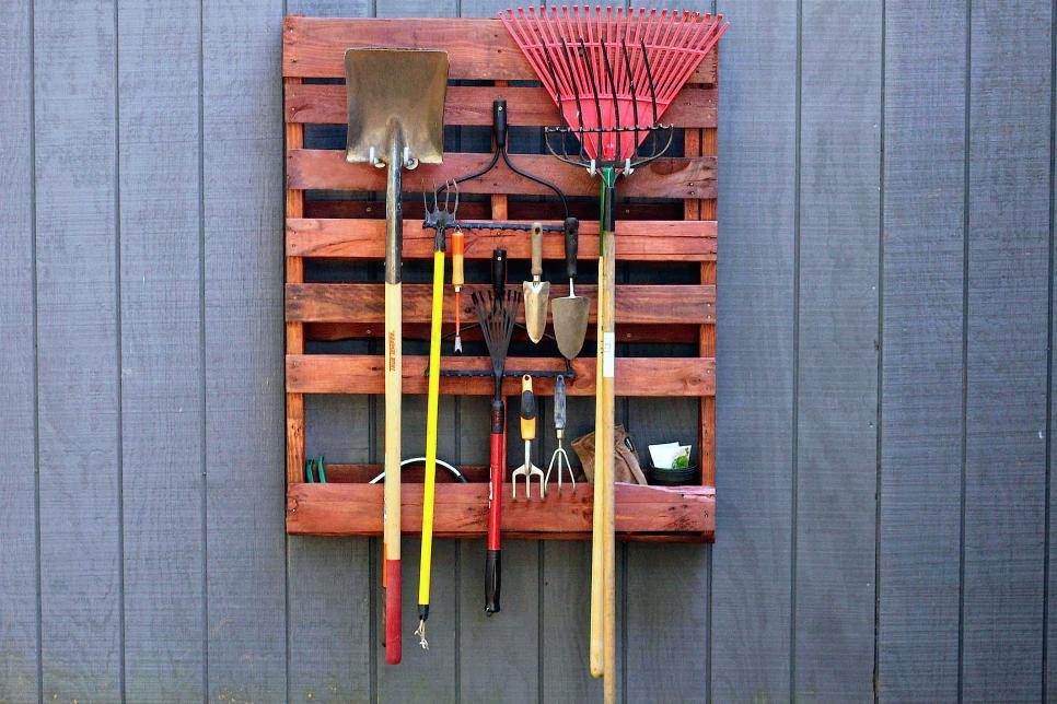 recycled-pallet-tool-organizer-via-hgtv