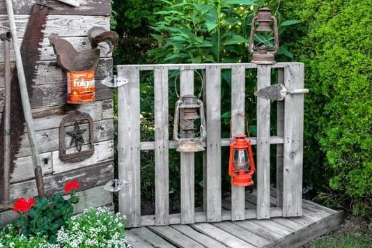 handmade-pallet-gate-and-walkway-funky-junk-interiors