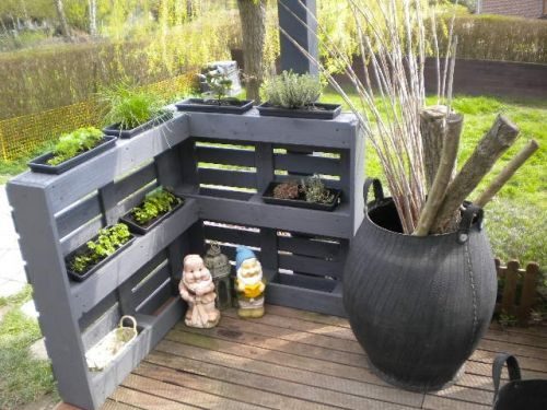 patio-corner-planter-privacy-fence-made-from-pallets-original-image-source-unknown