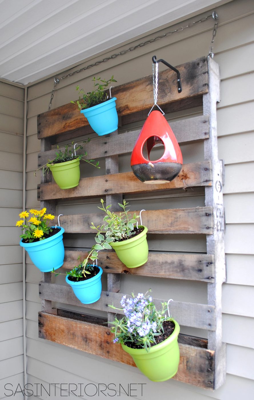 handmade-hanging-vertical-planter-from-a-pallet-jenna-burger-design