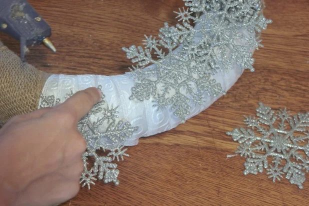 winter wreath with burlap and snowflakes made my thespacebetweenblog.net for Bekob.com