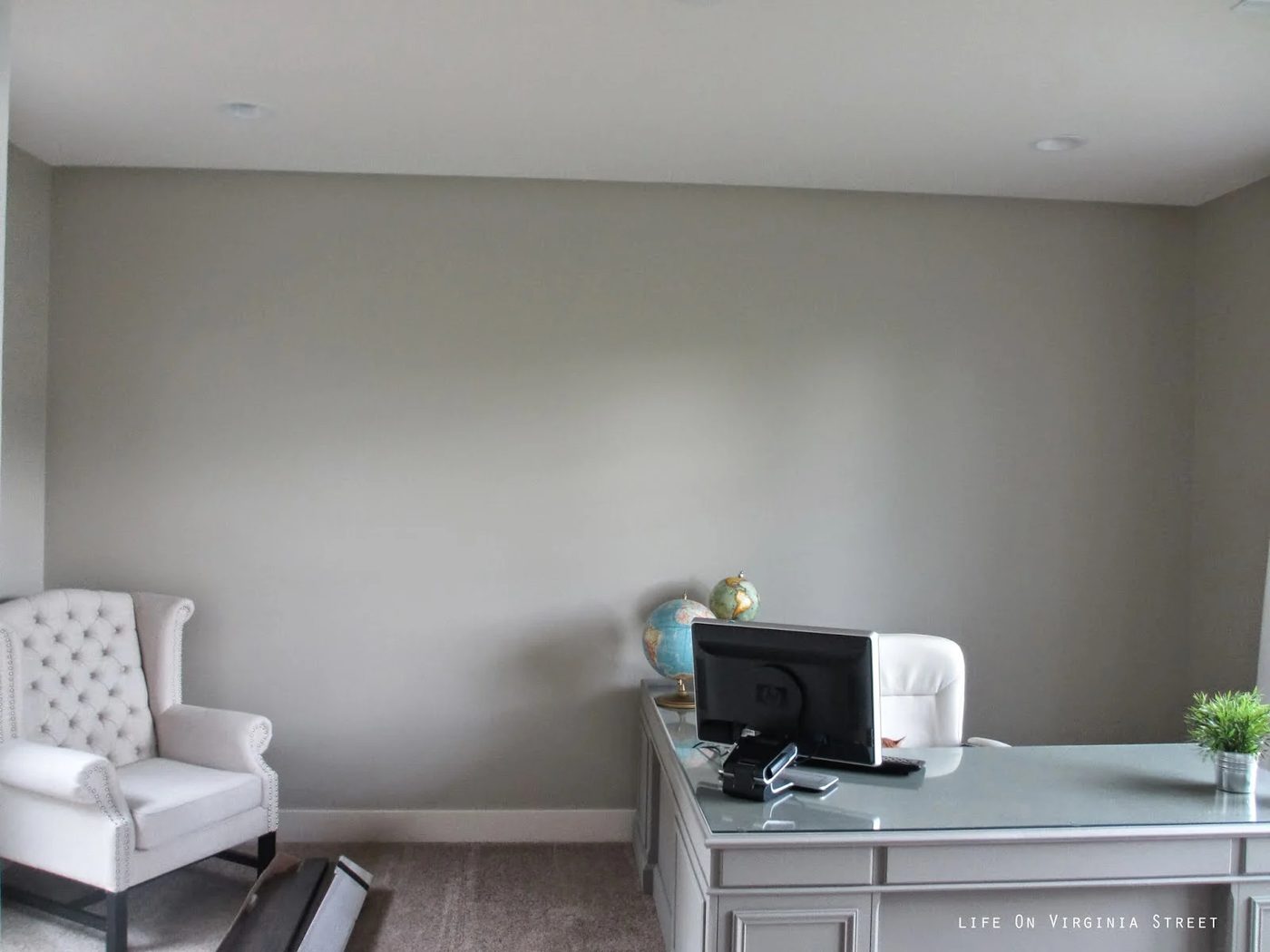 home office in Behr Castle Path gray, Life on Virginia Street on Bekob