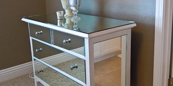 You Look Good, Mirrored Dresser, Guest