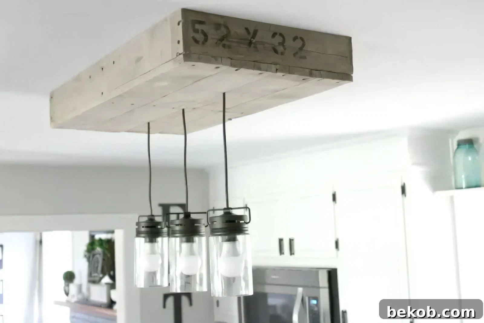 DIY Palletwood Lightbox for Kitchen Island