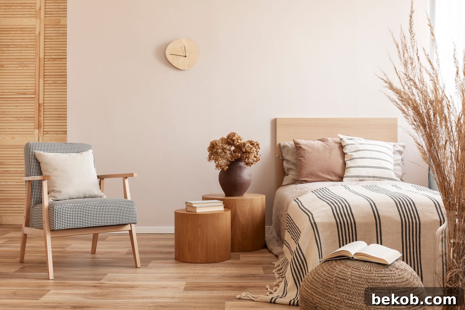 Beige Bedroom: Bring the beauty of nature indoors with earthy tones of green, brown, and beige for a relaxing bedroom oasis.