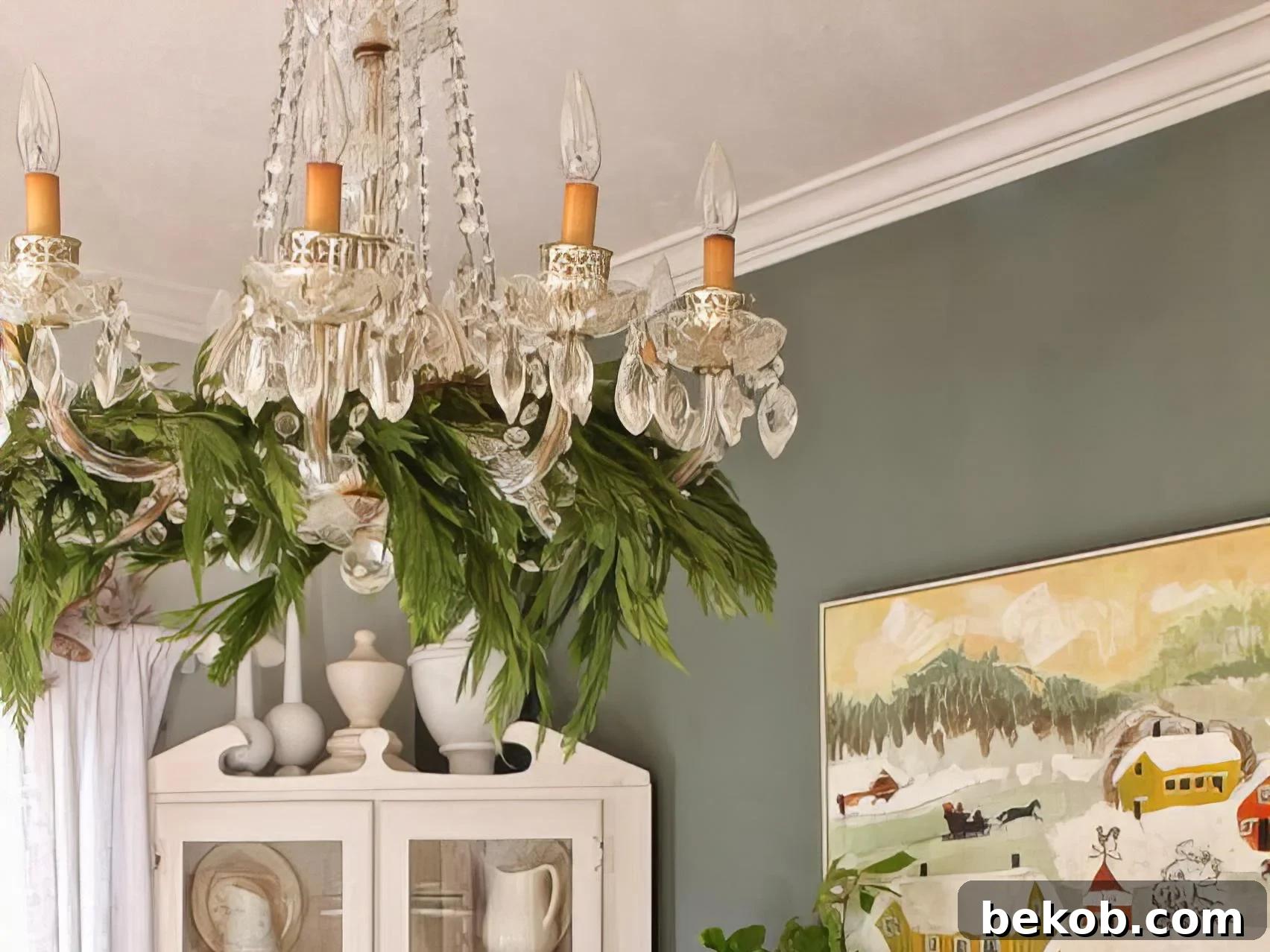 Chandelier With Pine Sawgs For Christmas 035301