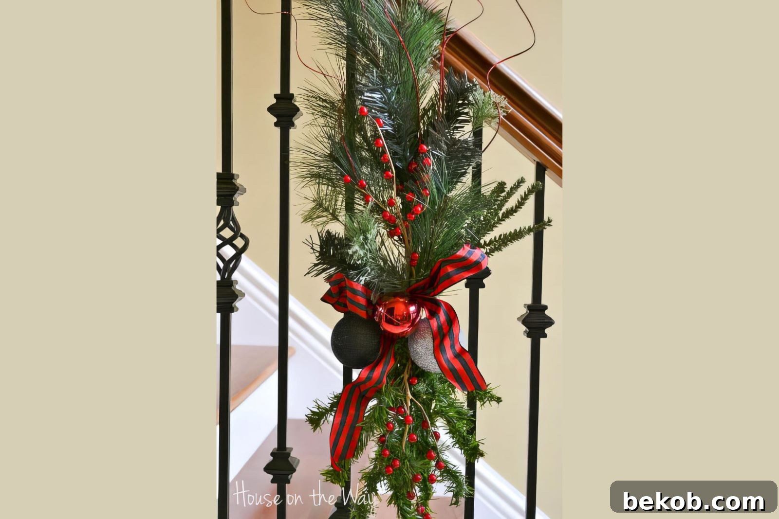 Make A Fresh Pine Christmas Swag For The Stairs House On The Way Via @Remodelaholic 033036