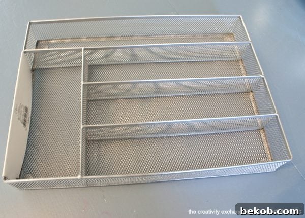 Quick tricks for creative desk organizing. Remodelaholic