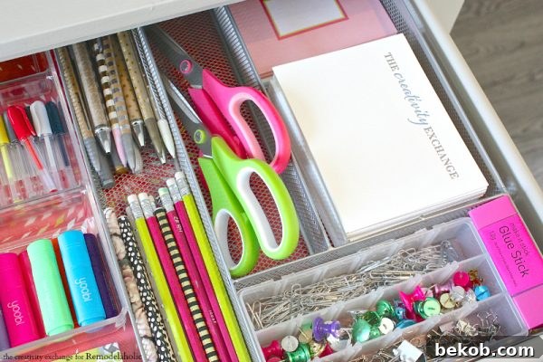 Quick tricks for organizing desk drawers. Remodelaholic