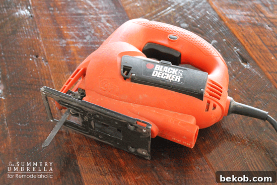Different types of jigsaws, including corded and cordless models.