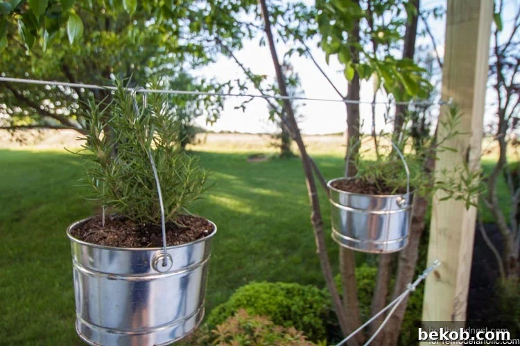 DIY vertical garden for remodelaholic.com by heatherednest.com (1 of 6)